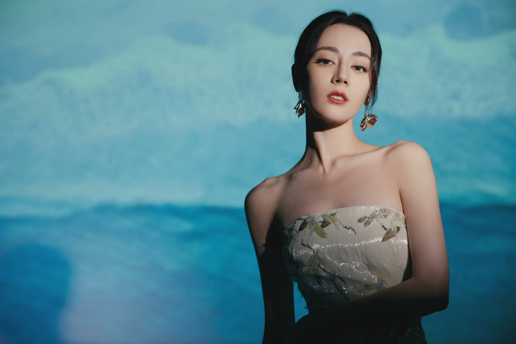 迪丽热巴直播造型图一袭白色印花抹胸长裙