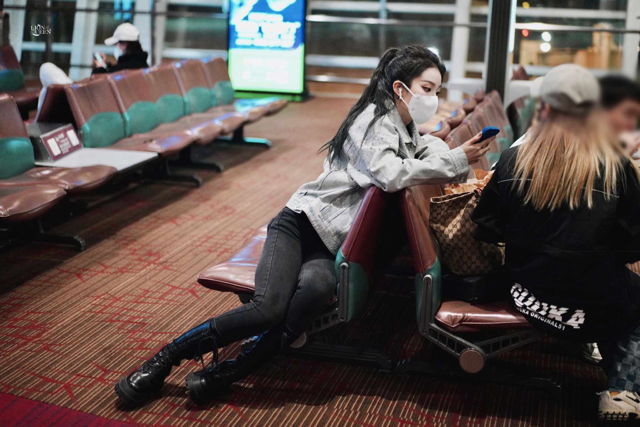 喻言机场出发饭拍干练发尾辫叉腰一整个被帅住想say