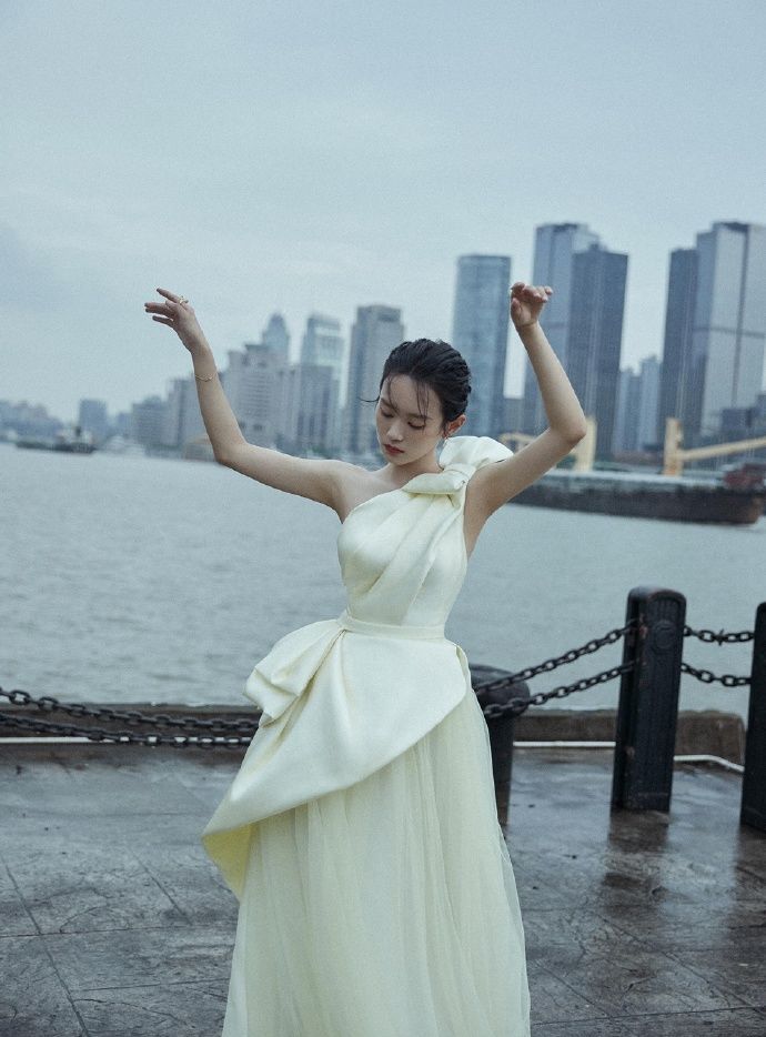 黄尧穿鹅黄色拼接纱裙拍写真温婉动人