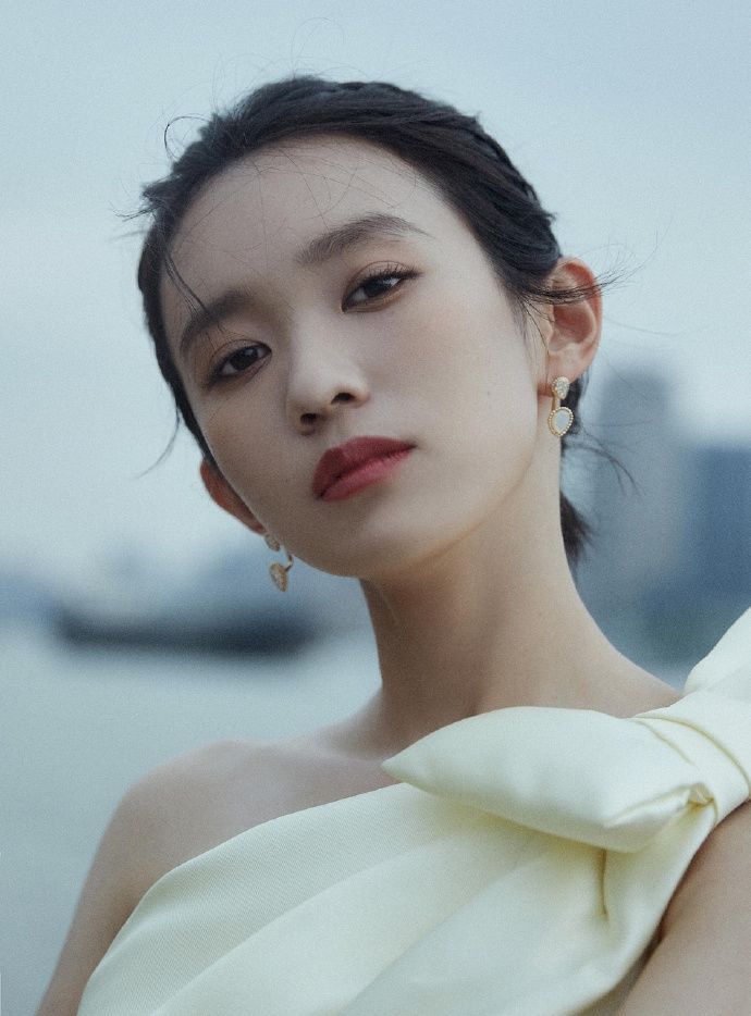 黄尧,1994年9月6日出生于广东省佛山市,祖籍河南省,中国内地女演员