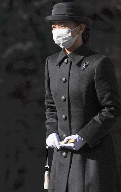 佳子公主手上佩戴着的白色手套与脸上的白色口罩相得益彰,极淡的白色