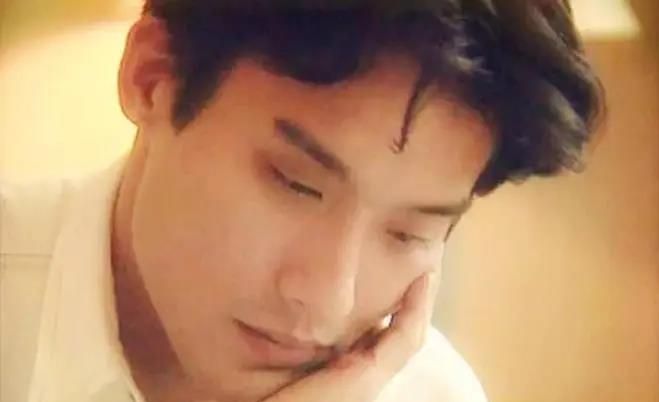 梁家辉发迹于群星璀璨的八零年代,但是他年轻时并不是学表演出身,而是