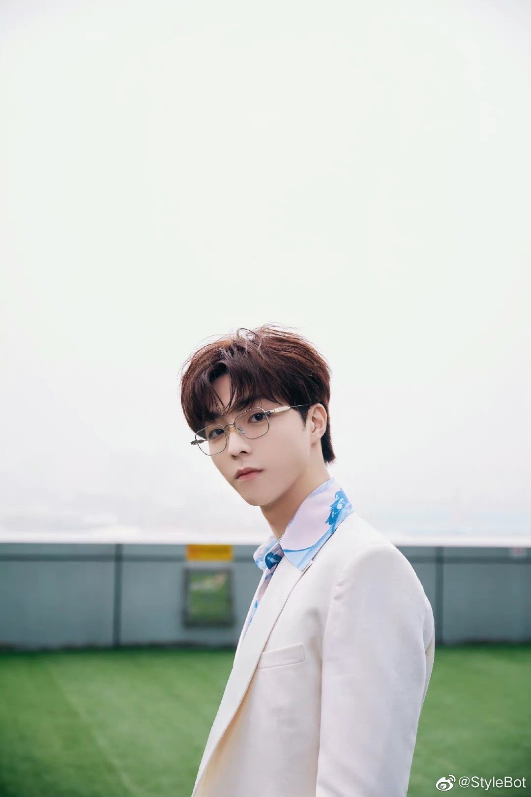 陈立农今晚芒果年货节晚会造型,戴着银边眼镜唱花海的白衣少年