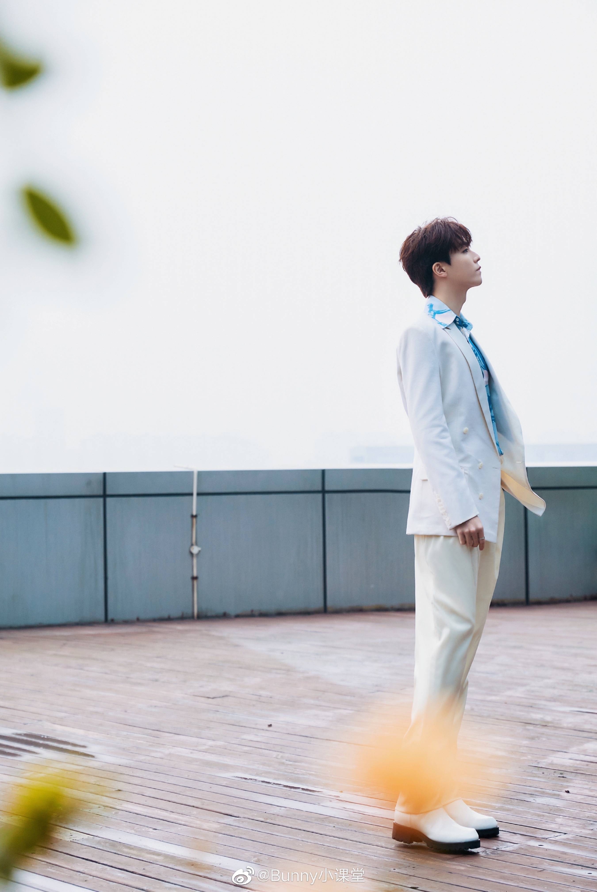 鞠婧祎陈立农今晚的晚会造型