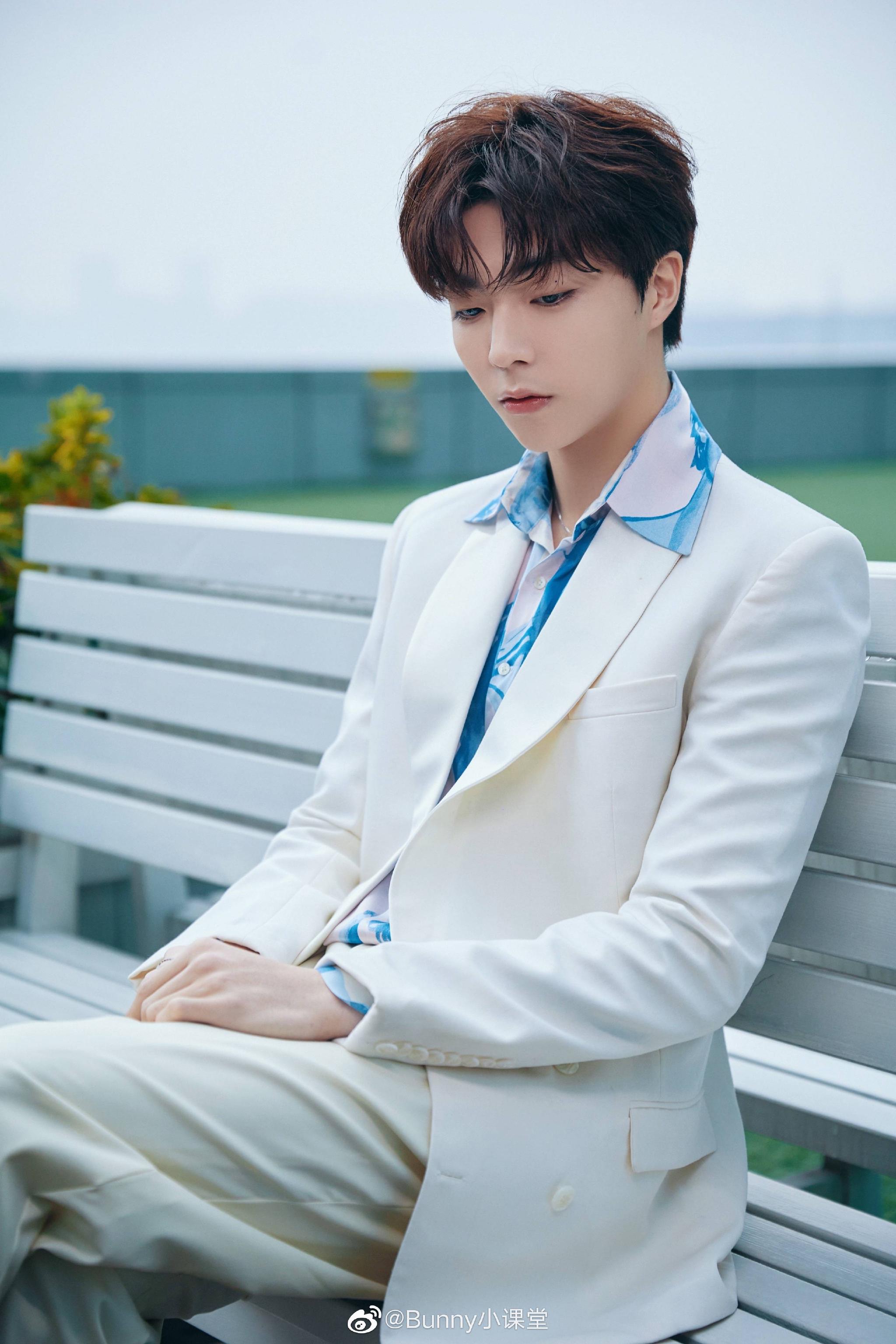 鞠婧祎陈立农今晚的晚会造型