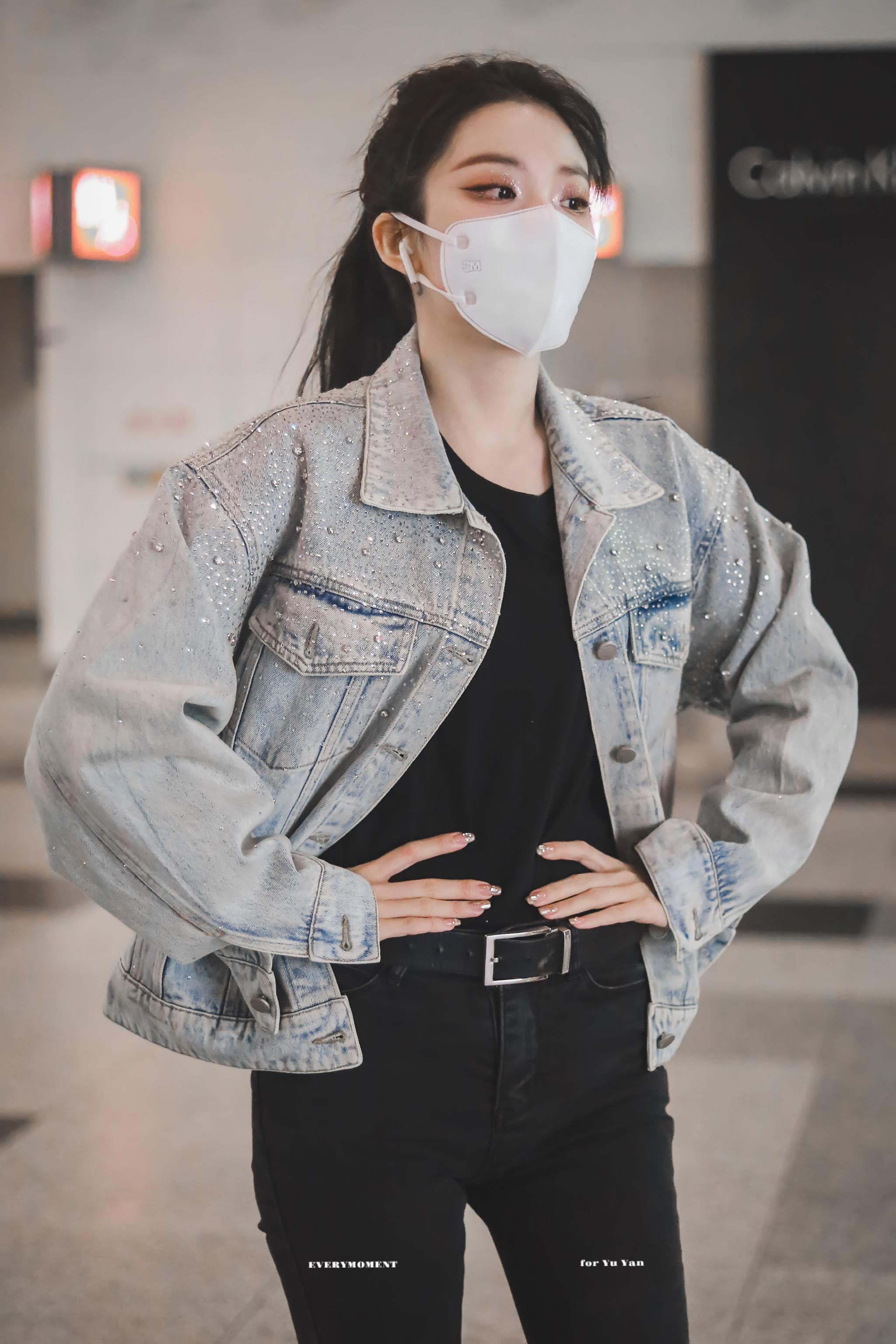 喻言机场出发饭拍干练发尾辫叉腰一整个被帅住想say