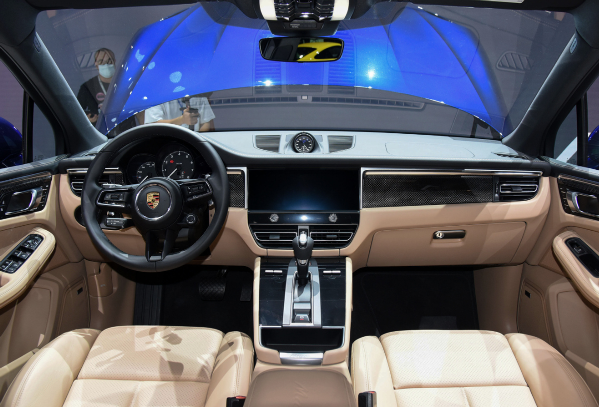 9英寸中控屏内置了保时捷的通讯管理系统,系统可提供多种在线服务与