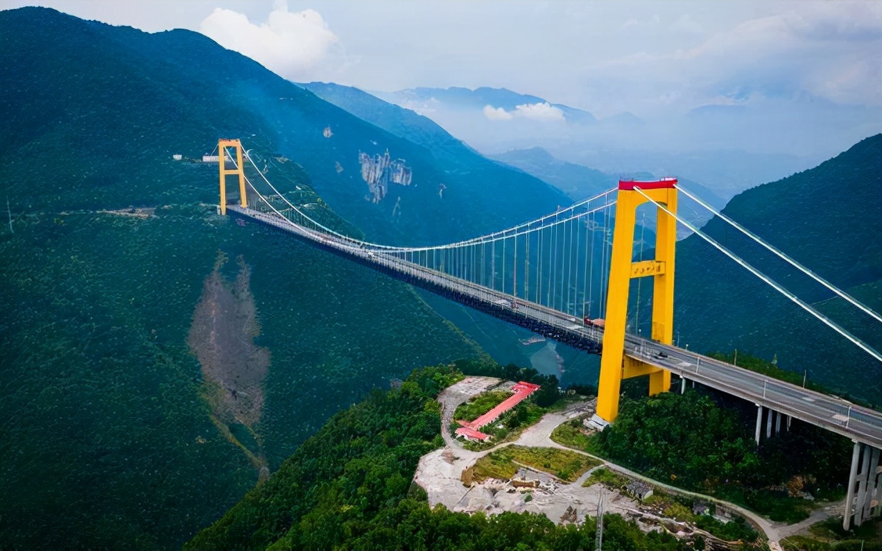 在当年,四渡河大桥曾被誉为是世界第一高桥,塔顶到峡谷底端高低落差