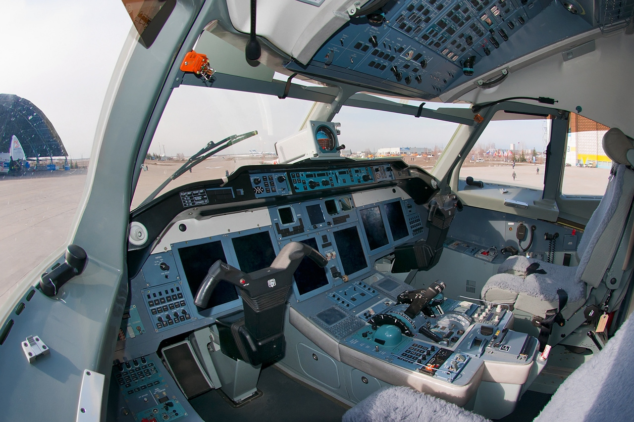 图,图-204sm驾驶舱采用2人制机组,配备了大型液晶显示器,平视显示器