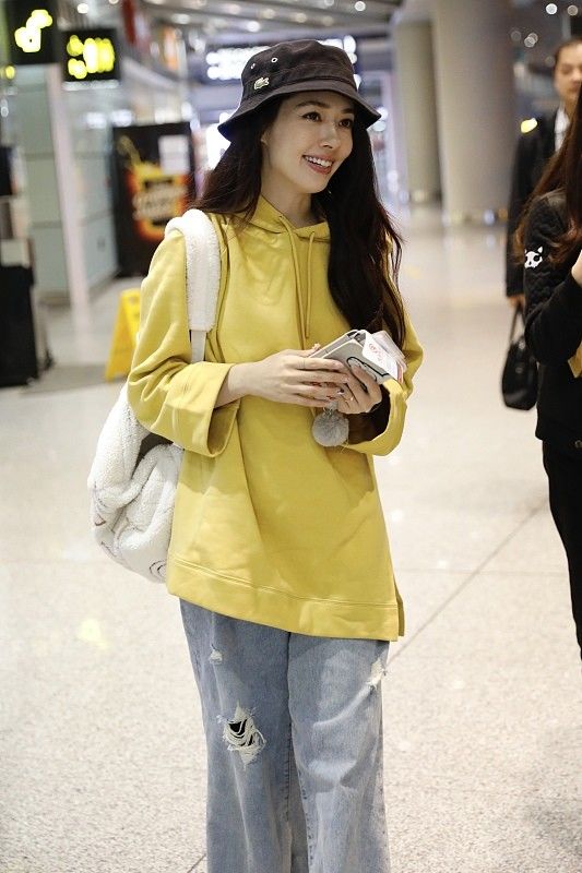 郭碧婷的颜值真高,街拍生图都不失美感,宽松服饰随手搭都很时尚|服饰