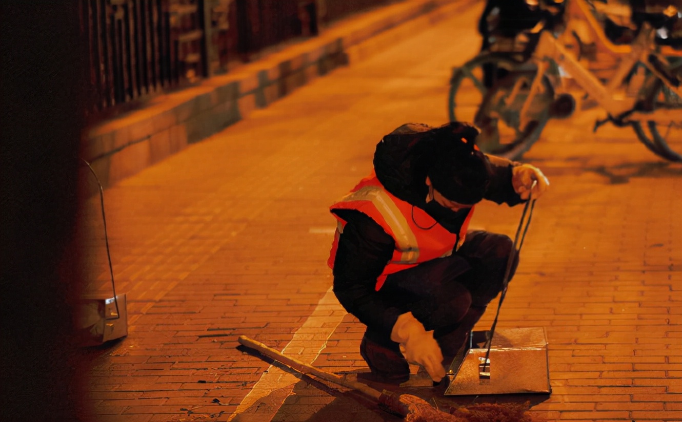 韩红带群星凌晨扫大街,马思纯郭晓东等现身,蹲地捡垃圾毫无架子|韩红