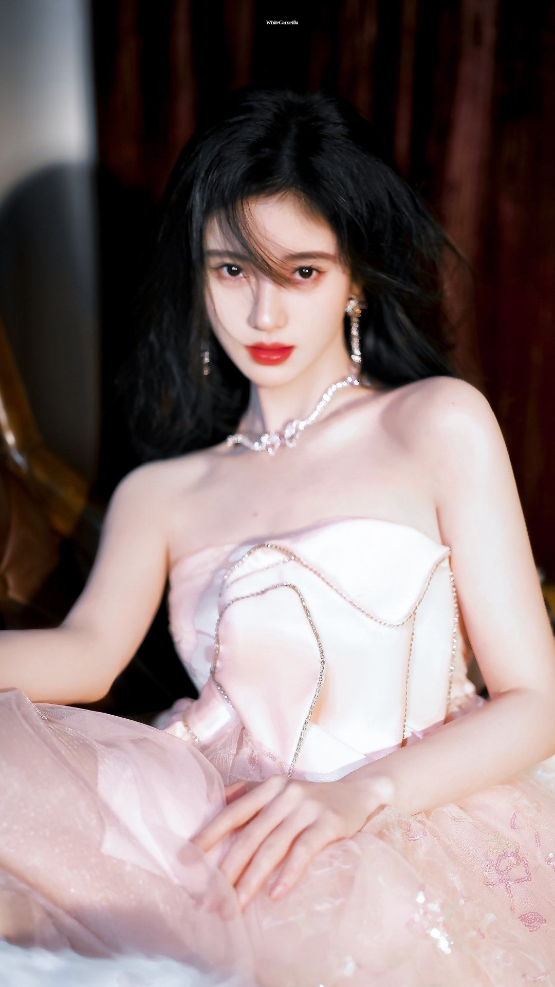 鞠婧祎小芒年货节上班了这个造型好美呀