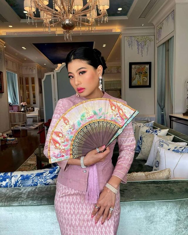 泰国神兽公主穿紫裙摇着折扇亮相!