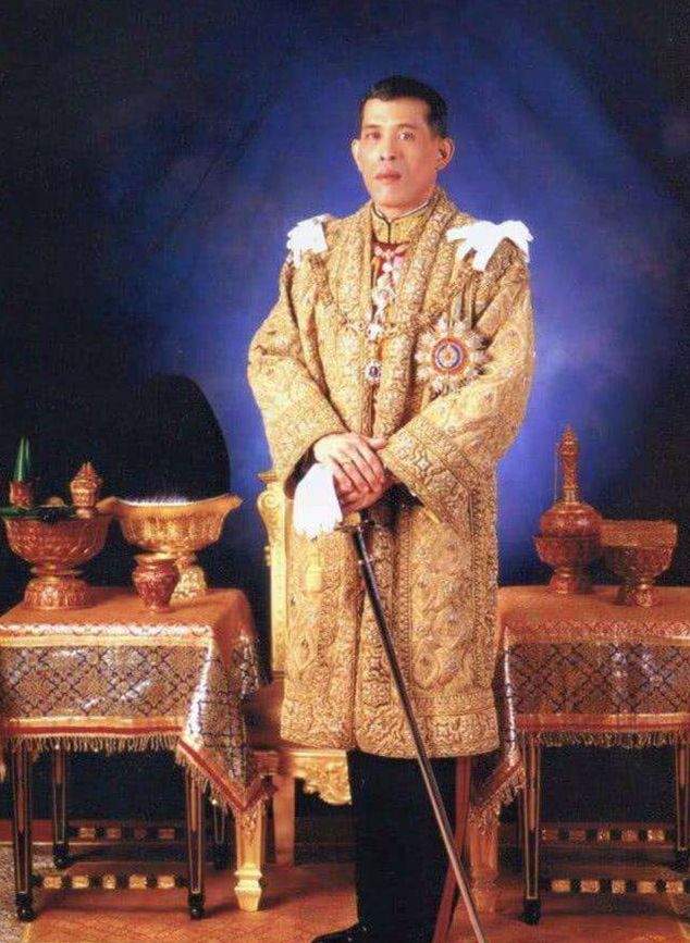 与父亲的节俭,勤政不同,拉玛十世骄奢淫逸,过着纸醉金迷,穷奢极欲的