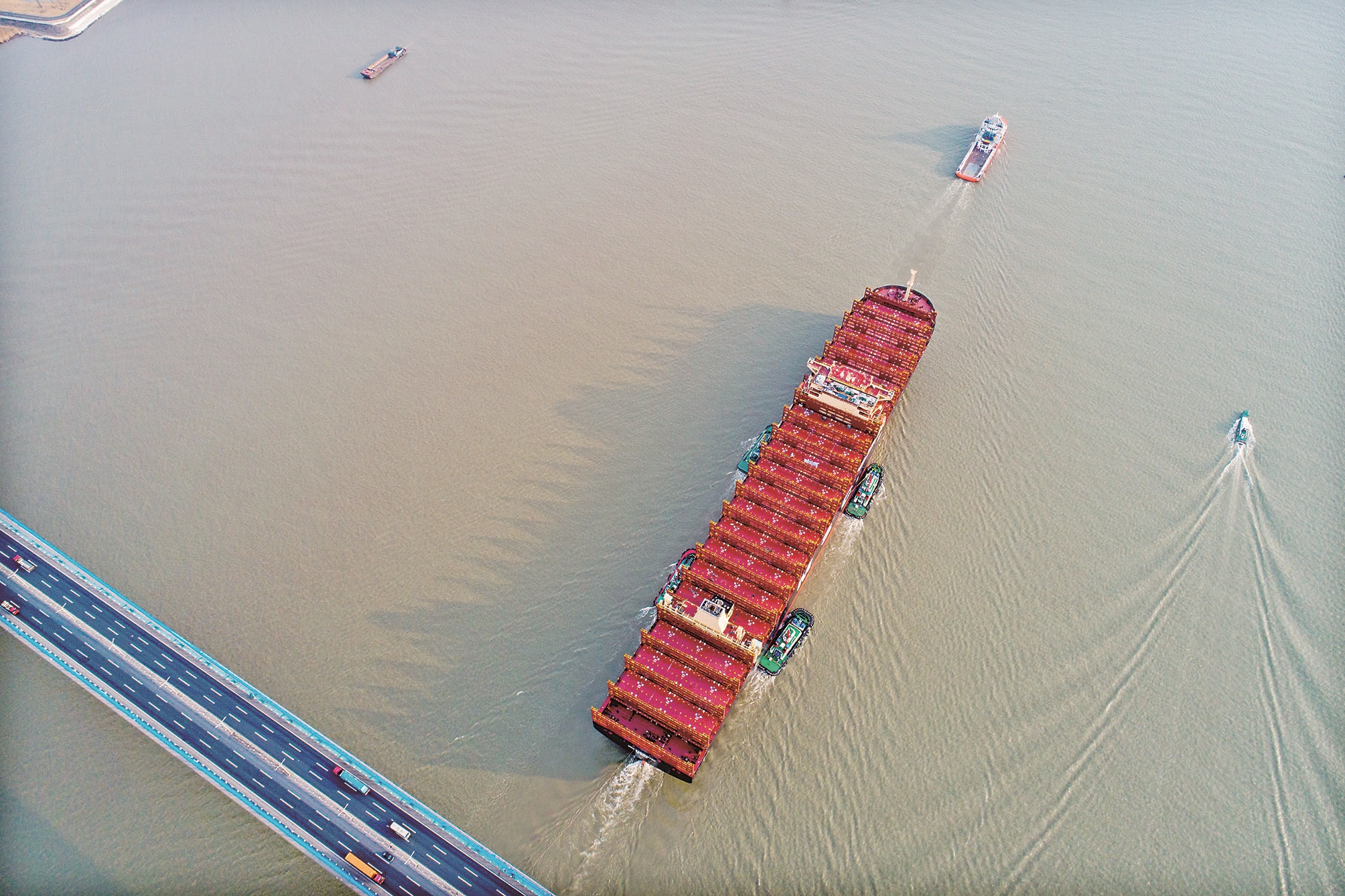 泰州新造最大集装箱船下水