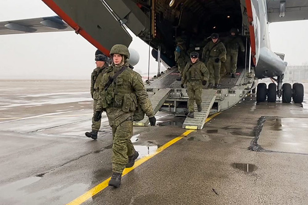 俄罗斯空降兵搭乘伊尔-76MD运输机抵达哈萨克斯坦。