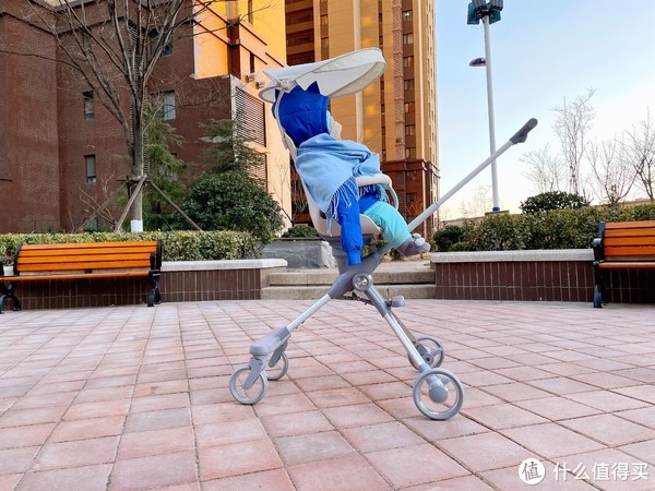 有了婴儿车，遛娃神器有必要吗？当然，酷骑遛娃神器可当宝宝餐椅休闲区蓝鸢梦想 - Www.slyday.coM