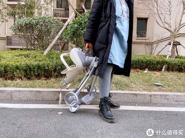 有了婴儿车，遛娃神器有必要吗？当然，酷骑遛娃神器可当宝宝餐椅休闲区蓝鸢梦想 - Www.slyday.coM
