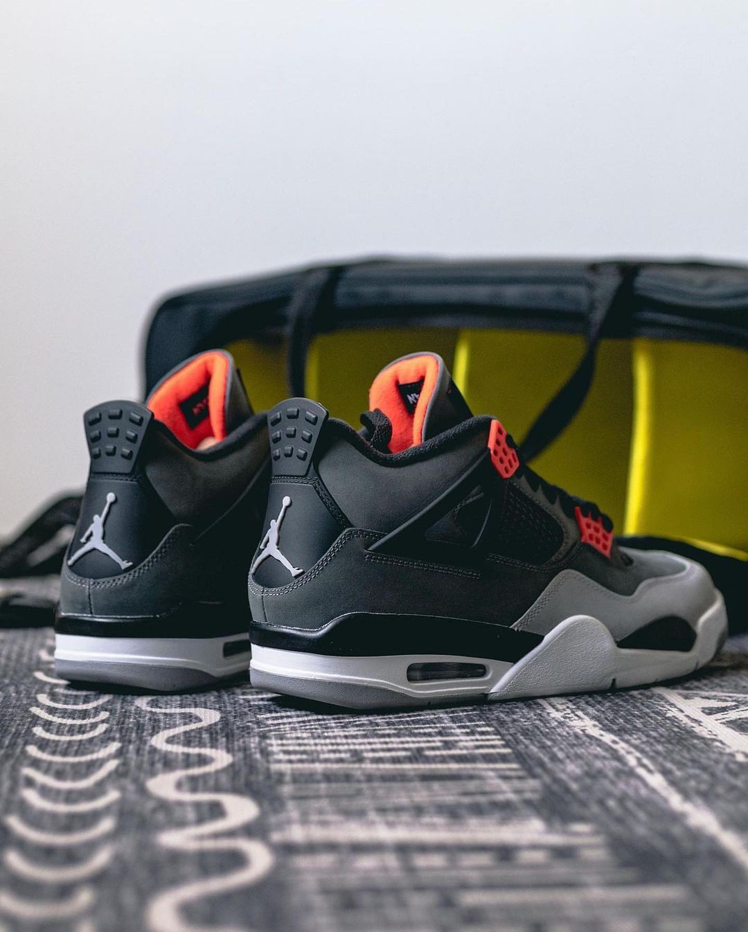 「红外线」aj4 最新实物曝光!发售临近!|air jordan|aj4_新浪新闻