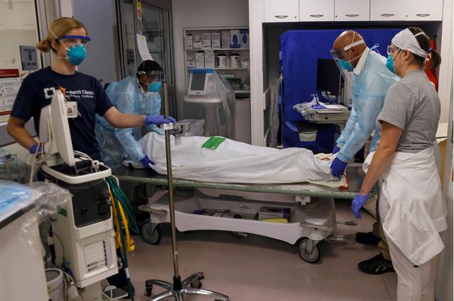 美国医护人员在新冠死难者的房间里(资料图)
