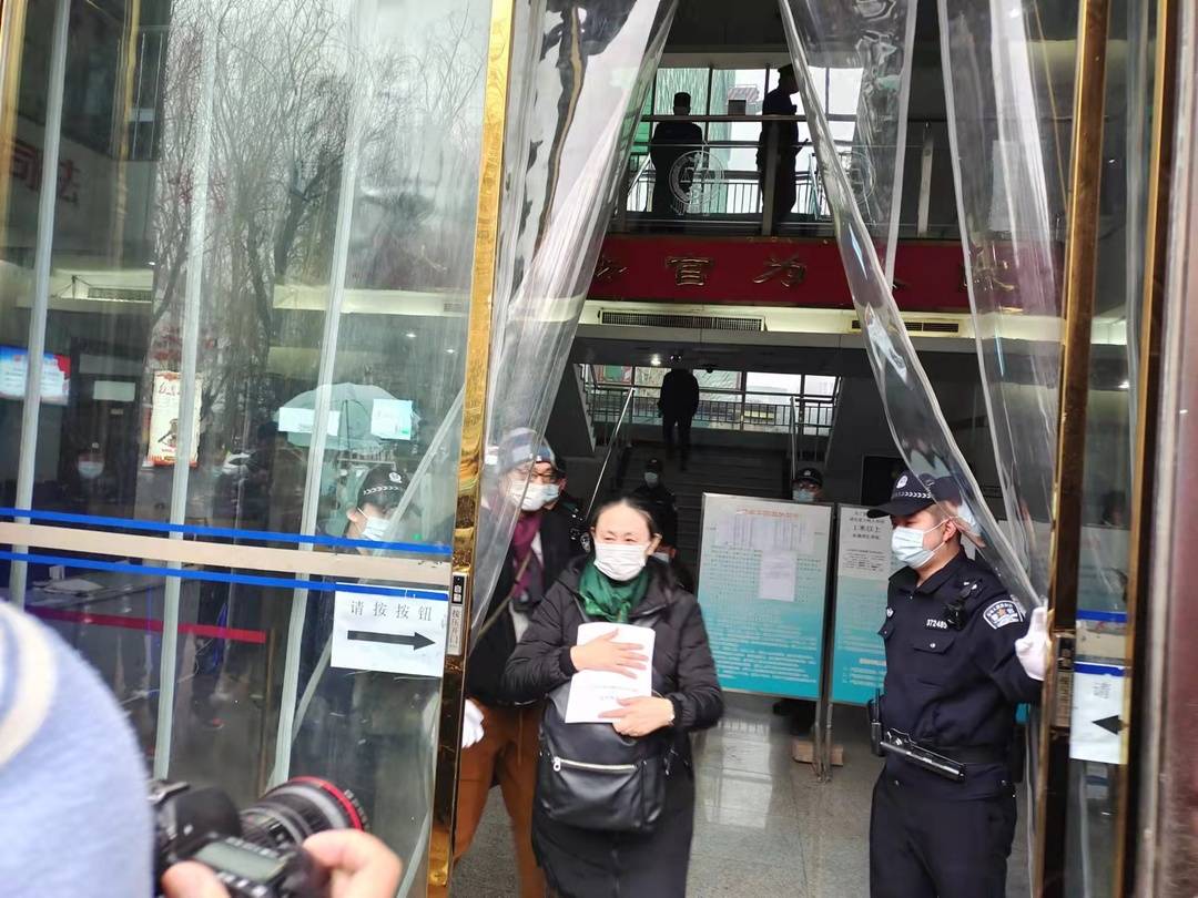 一审判刘鑫赔偿69.6万 江妈妈抱着江歌遇害时穿的衣服一起见证：这份判决书意义重大休闲区蓝鸢梦想 - Www.slyday.coM