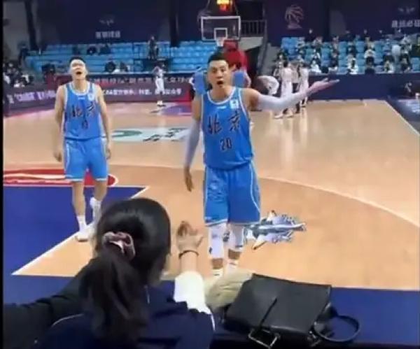 Zhai Xiaochuan let the female reporter on the sidelines leave.