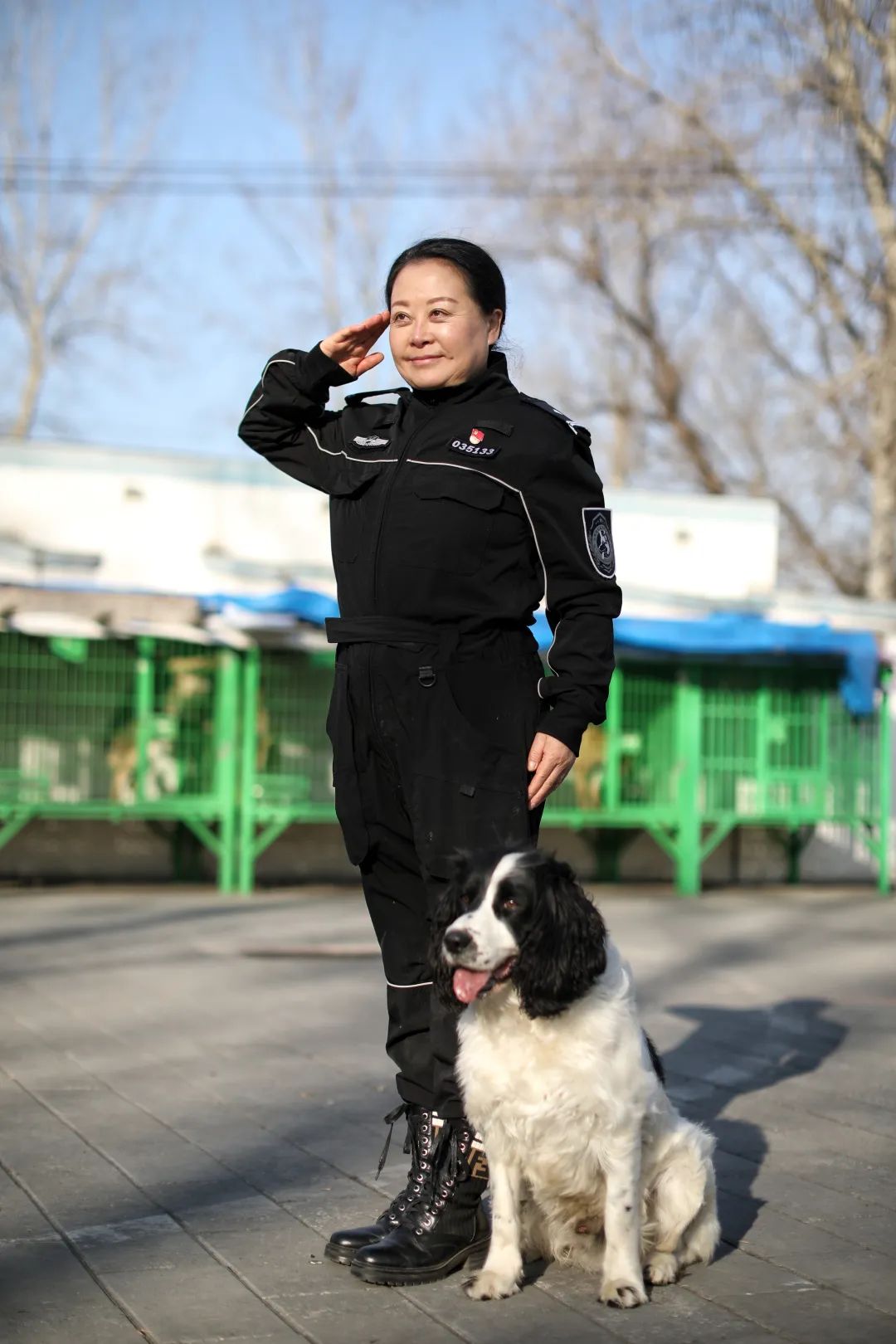 51岁的女训导员和会闻卡的反电诈警犬兜兜