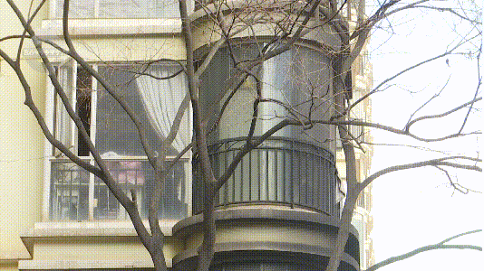 吓人！昆明一小区电动车爆燃，20多辆车烧成铁架！连单元楼也…休闲区蓝鸢梦想 - Www.slyday.coM