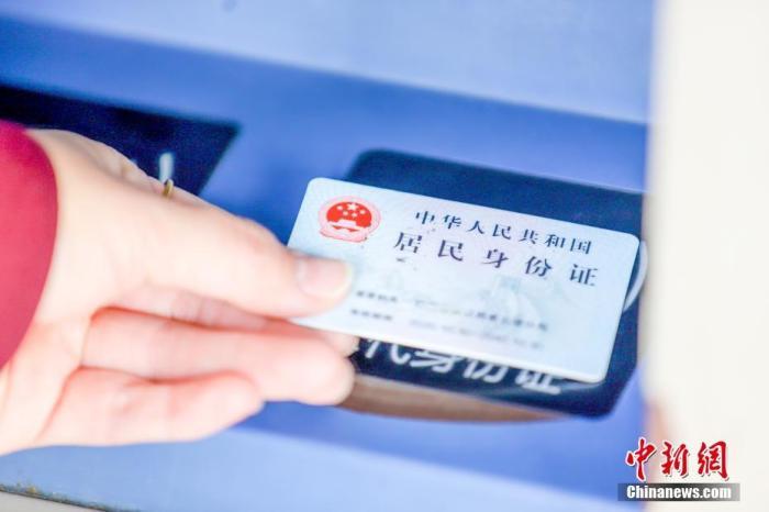 2022年1月3日，在南昌火车站，旅客刷身份证进站。 中新社发 鲍赣生 摄 图片来源：CNSPHOTO