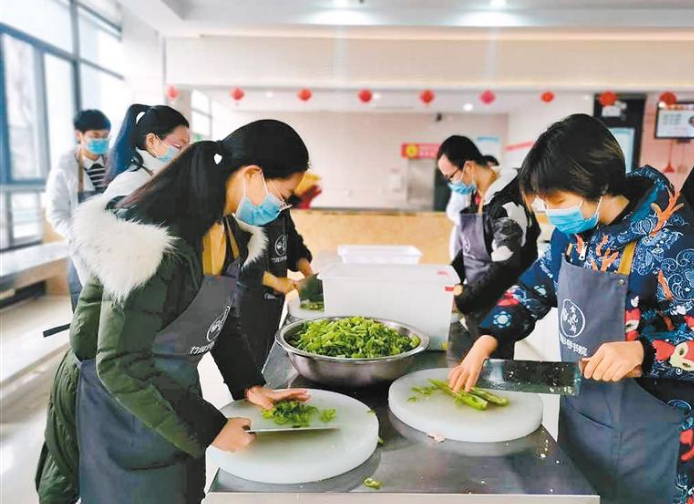 高校一元爱心餐传递抗疫温暖休闲区蓝鸢梦想 - Www.slyday.coM