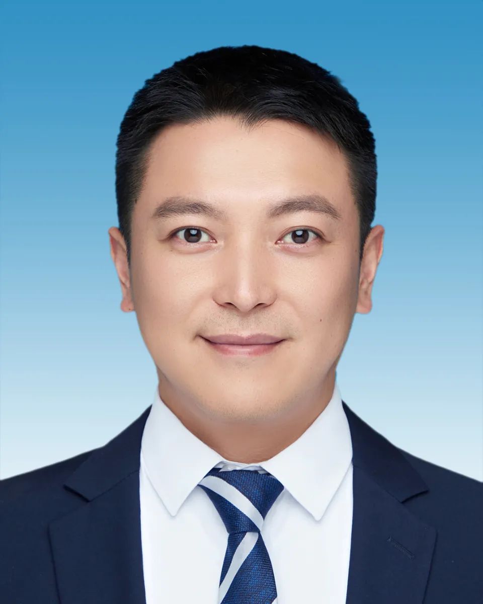 黎琨,男,布依族,1987年6月出生,大学,工程硕士,中共党员,现任荔波县委