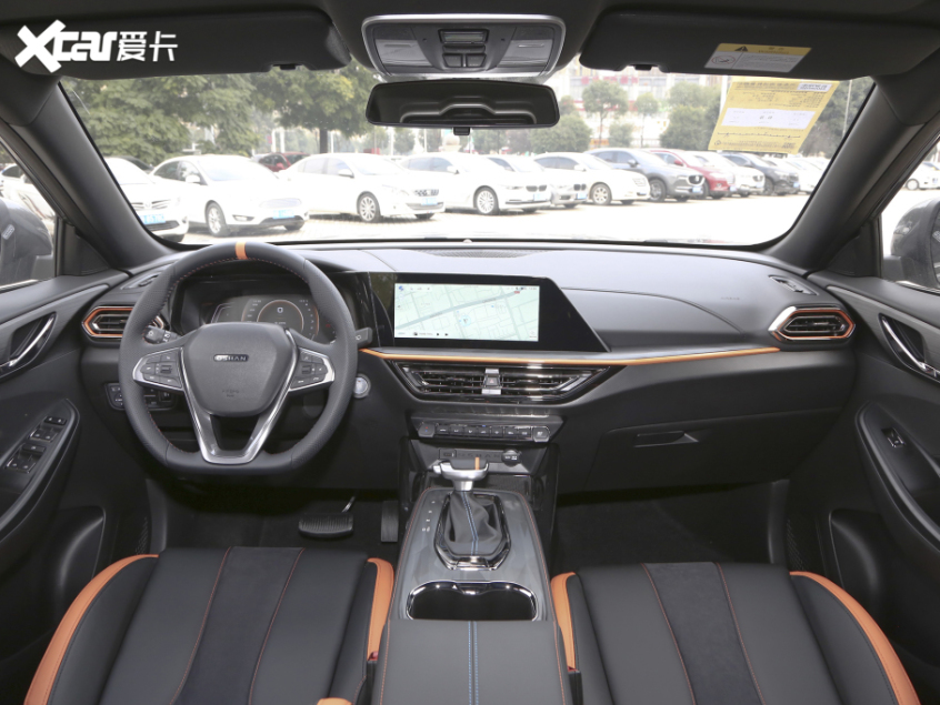 长安欧尚x5虎啸限定版内饰与运动版车型保持一致,同样为黑/红拼色及