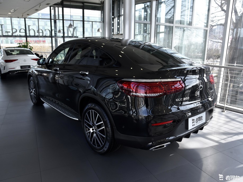 奔驰glc轿跑 2021款 glc 300 4matic 轿跑suv前脸呈现出犀利的设计