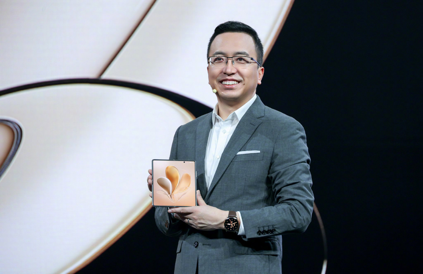 荣耀首款折叠屏手机 Magic V 正式发布：赵明现场摔给你看休闲区蓝鸢梦想 - Www.slyday.coM