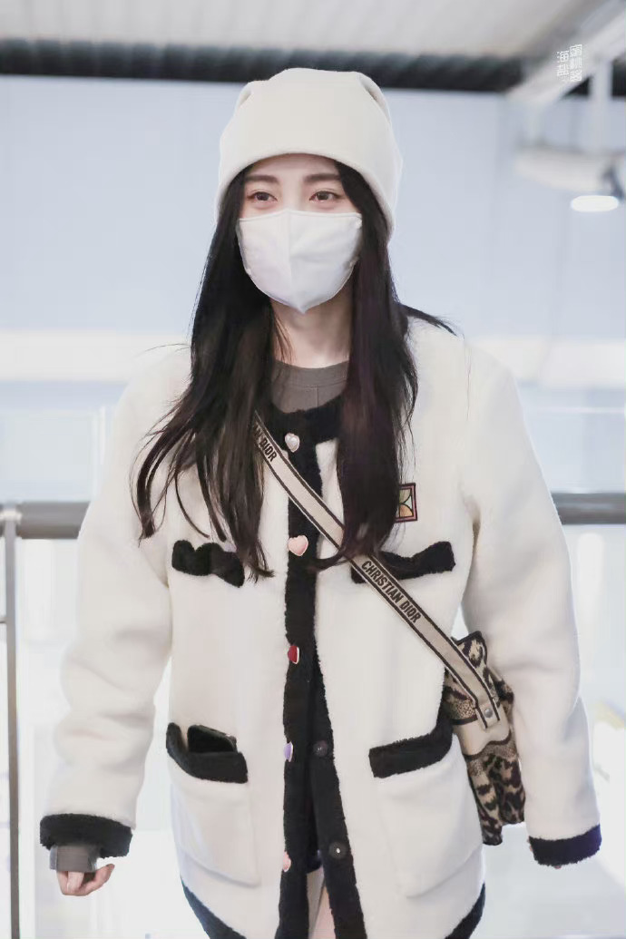 鞠婧祎机场饭拍一身白色穿搭白色的帽子