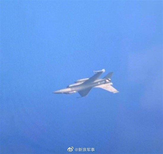 台军一架F16V战机训练时坠毁 失事前画面曝光 飞行姿态诡异休闲区蓝鸢梦想 - Www.slyday.coM