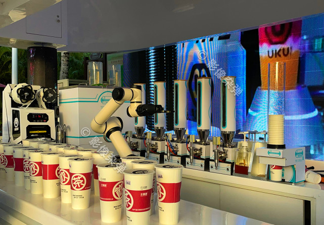 三亚南山现"冰淇淋机器人",外观奇特,吸引游客成网红饮品店|机器人