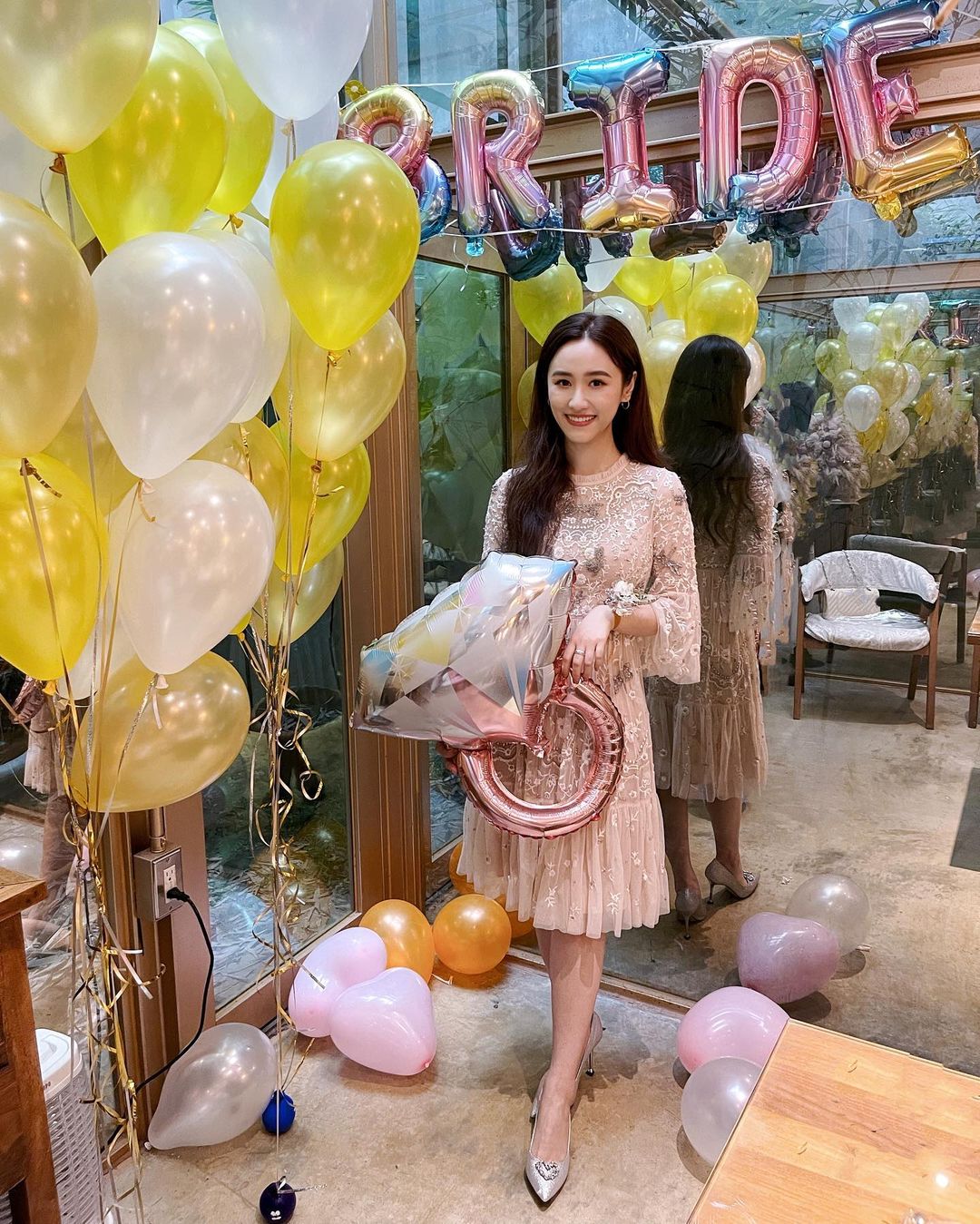 吴珊嬬收死亡威胁后正常开工，和工作人员互动，父亲吴宗宪未发声休闲区蓝鸢梦想 - Www.slyday.coM