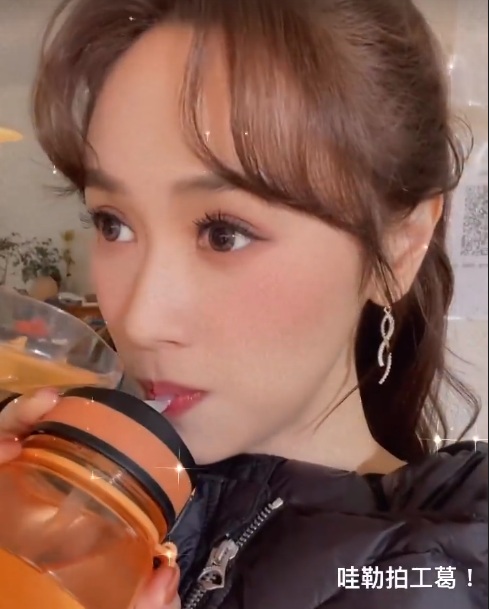 吴珊嬬收死亡威胁后正常开工，和工作人员互动，父亲吴宗宪未发声休闲区蓝鸢梦想 - Www.slyday.coM