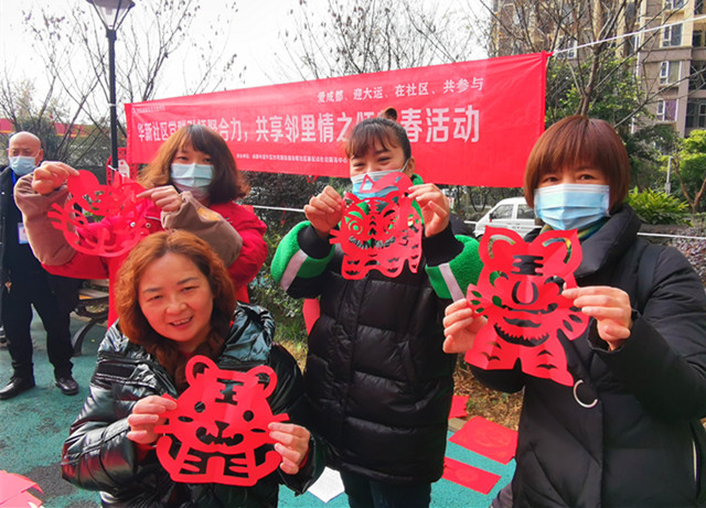 剪窗花,贴春联……成都街头喜气冲天年味浓|美庐|春联|华新_新浪新闻