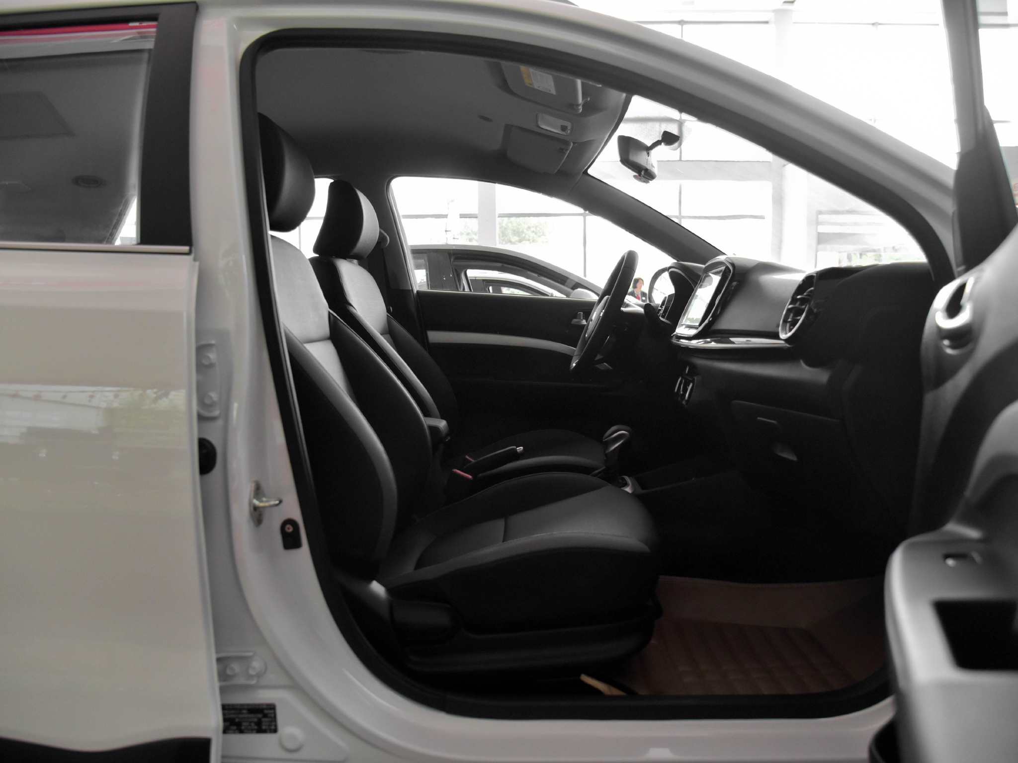 起售698万空间灵活动力够用油耗58l带你看起亚奕跑