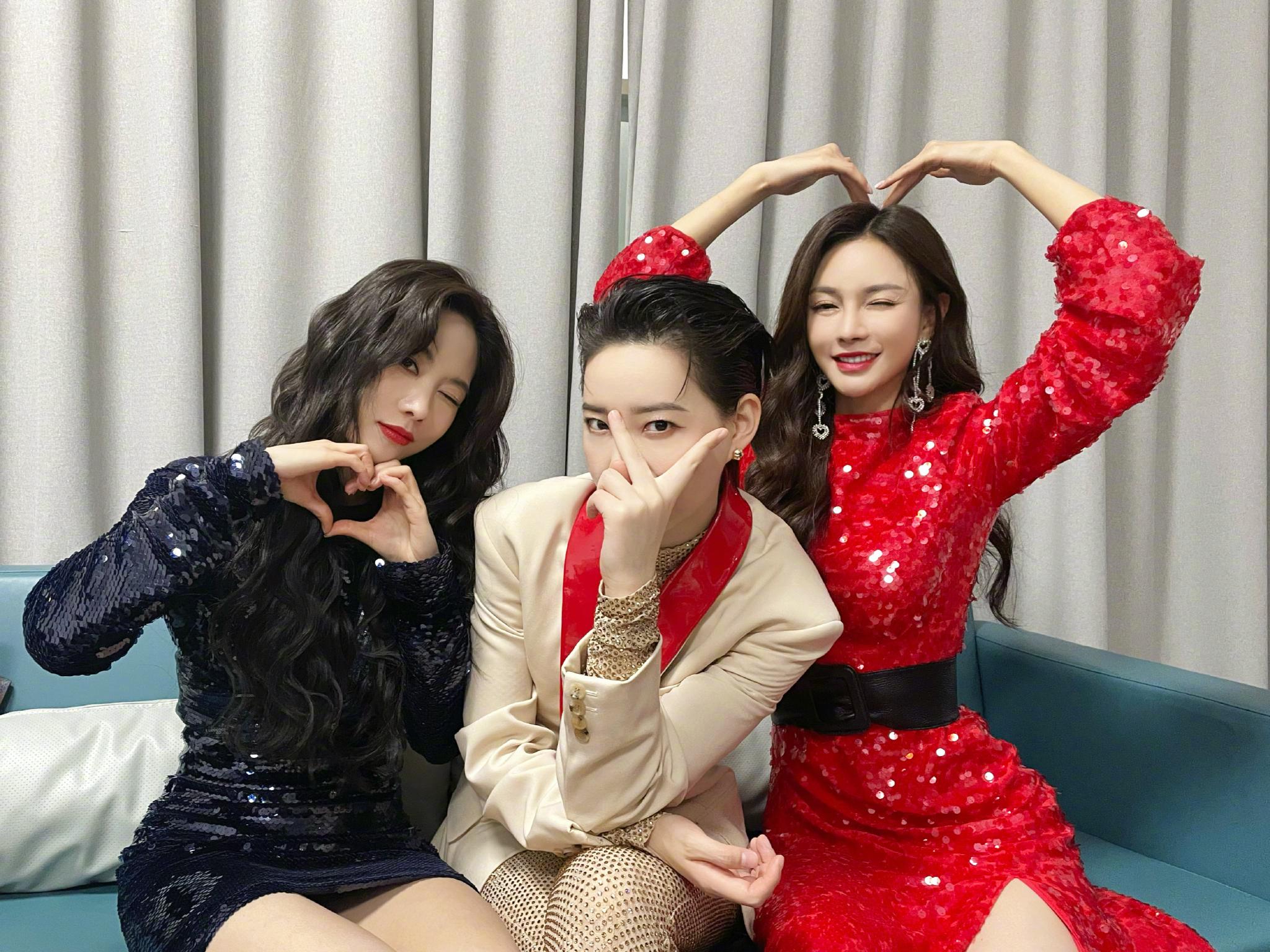 阿娇和阿sa比心沈梦辰和李斯丹妮比心王霏霏孤单一人好可怜