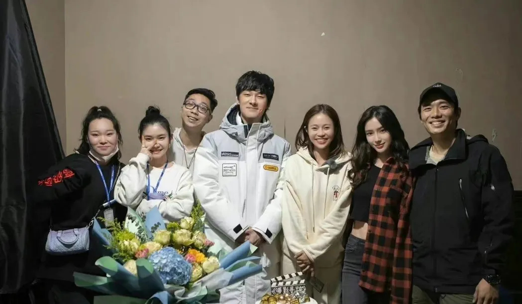 angelababy王安宇主演的漫影寻踪杀青大合照