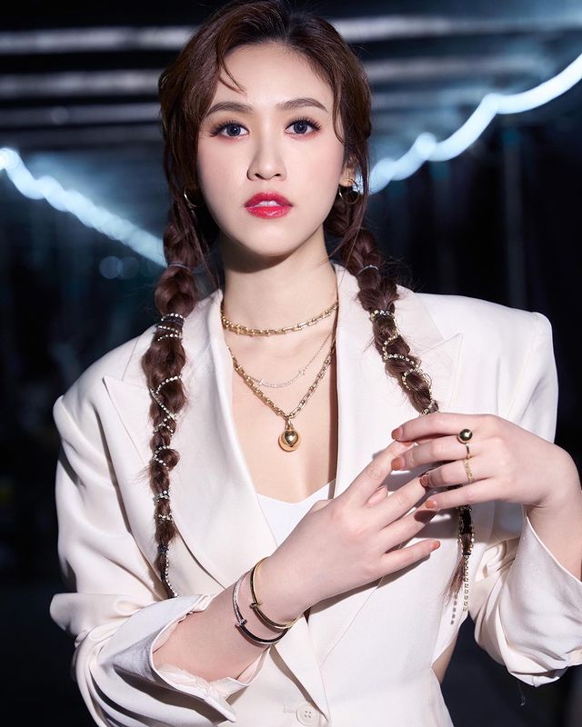 吴珊嬬收死亡威胁后正常开工，和工作人员互动，父亲吴宗宪未发声休闲区蓝鸢梦想 - Www.slyday.coM