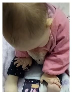 萌娃真聪明，手机放在床上用脚玩，这么小就会偷懒享受了休闲区蓝鸢梦想 - Www.slyday.coM