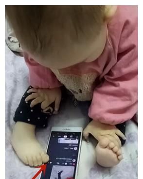 萌娃真聪明，手机放在床上用脚玩，这么小就会偷懒享受了休闲区蓝鸢梦想 - Www.slyday.coM