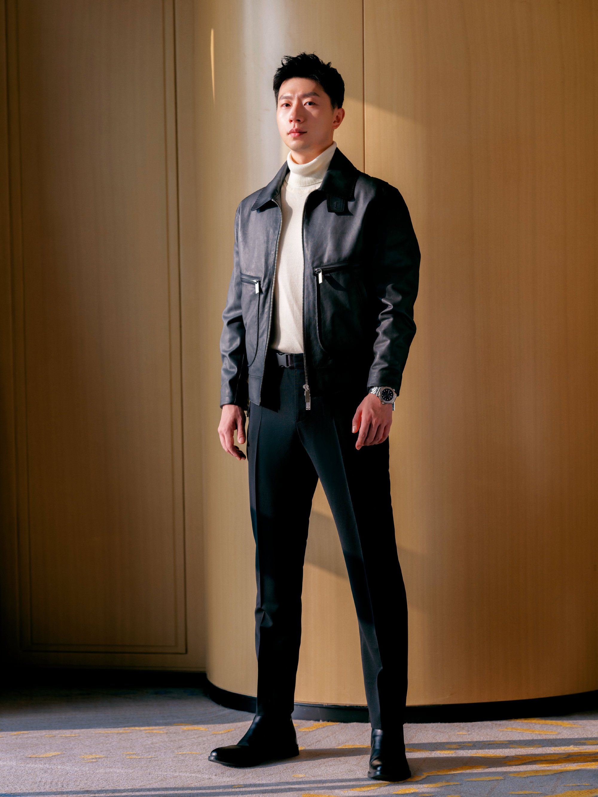 马龙正式回国家队樊振东拍肩击掌欢迎刘诗雯收快递被求合影