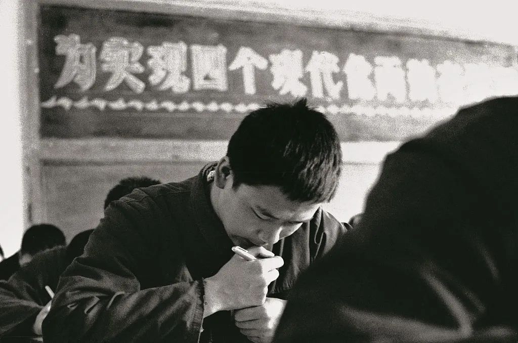 1977年12月,,北京五中高考考點,學(xué)子們正在認(rèn)真答題,。