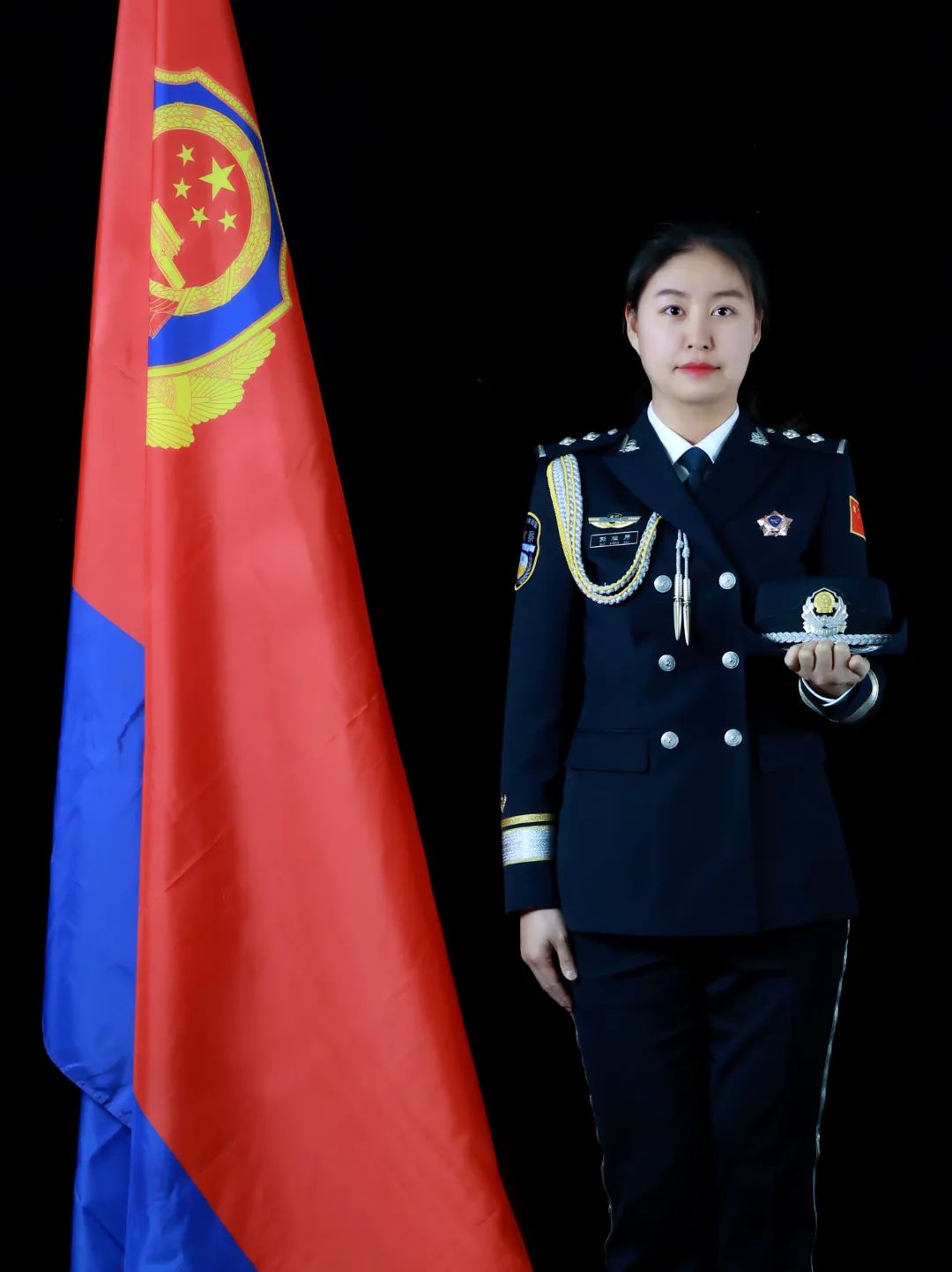 警礼服脸上笑靥绽放的瞬间被相机捕捉白色闪光灯与红蓝警旗的光辉相互