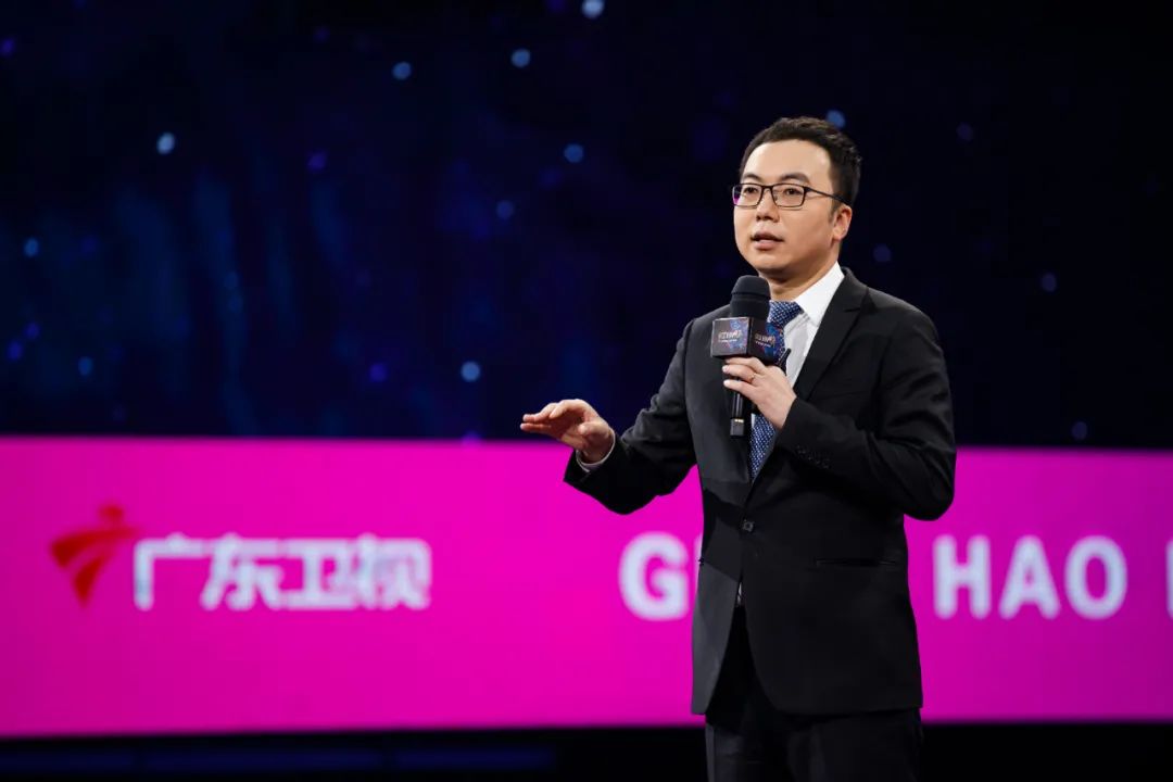 一如往年,《财经郎眼》主持人王牧笛以诙谐幽默的话语拉开演讲序幕